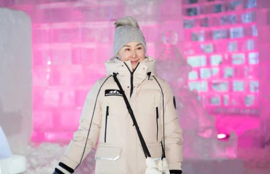 世界旅游论坛首次北上哈尔滨，何超琼零下20度穿国货羽绒服竟然不冷(图2)