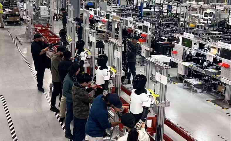 马斯克透露惊人计划，特斯拉机器人年底前将秘密部署数千台 - 