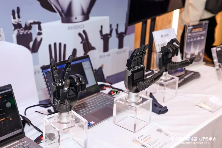 中国灵巧手突破重量极限，990克竟能提起30公斤重物(图6)