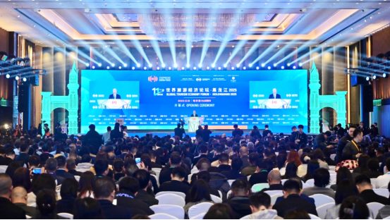 世界旅游论坛首次北上哈尔滨，何超琼零下20度穿国货羽绒服竟然不冷(图1)