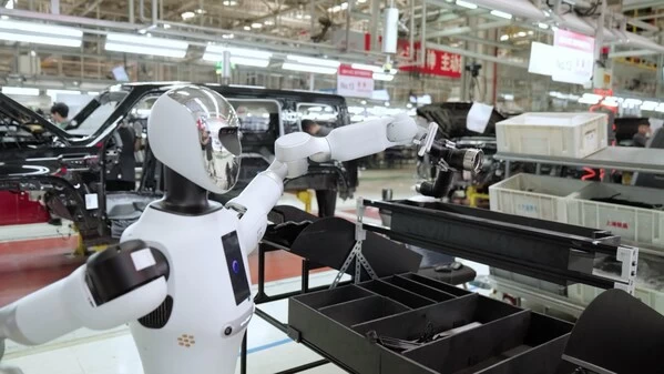 千台机器人涌入精密工厂，中国智能制造竟靠它们实现根本转变(图2)
