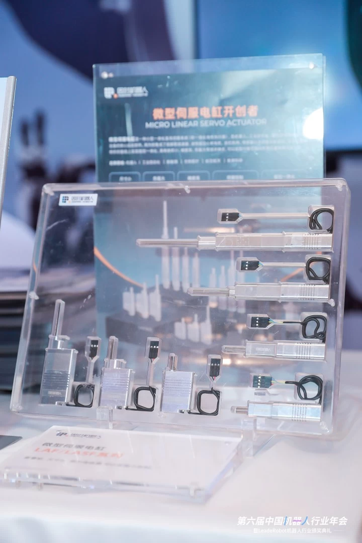 中国机器人年会惊现“钢琴手”，这款灵巧手竟能单手抓起5公斤壶铃(图7)