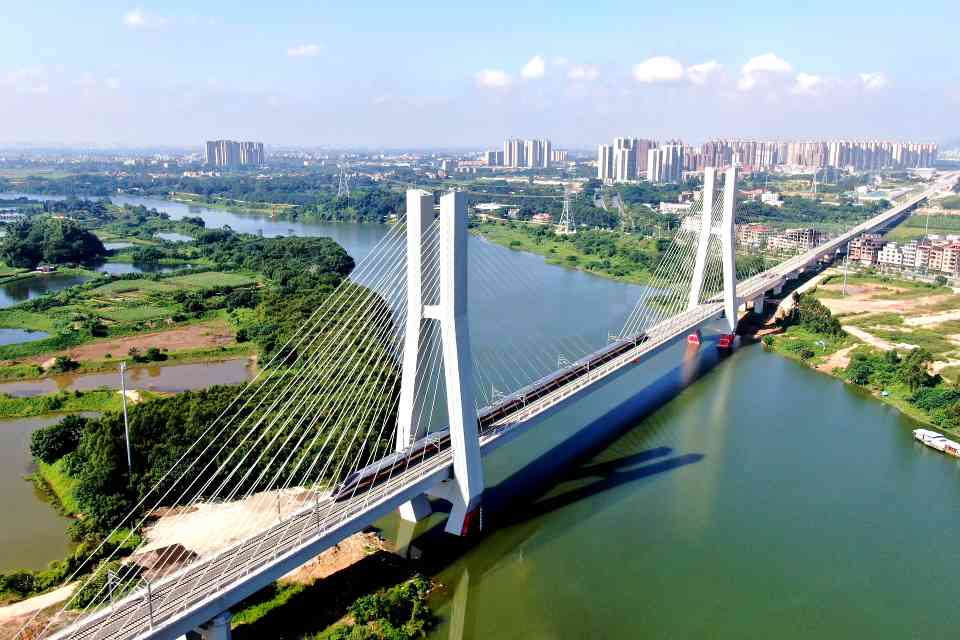 中国高铁技术首创广汕高铁全面开通 缩短粤东至湾区时空距离(图1)