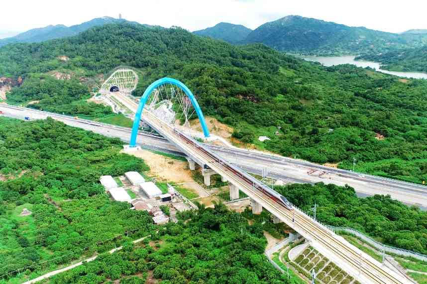 中国高铁技术首创广汕高铁全面开通 缩短粤东至湾区时空距离(图2)