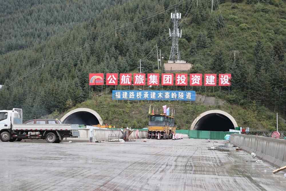 甘肃最长公路隧道攻克技术难题实现安全贯通(图1)