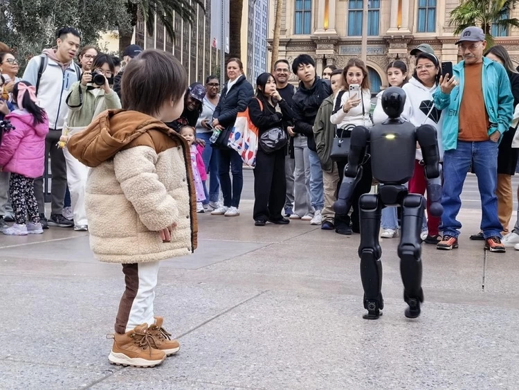 CES 2026最火爆打卡点，竟然是一款能装进背包的机器人(图5)