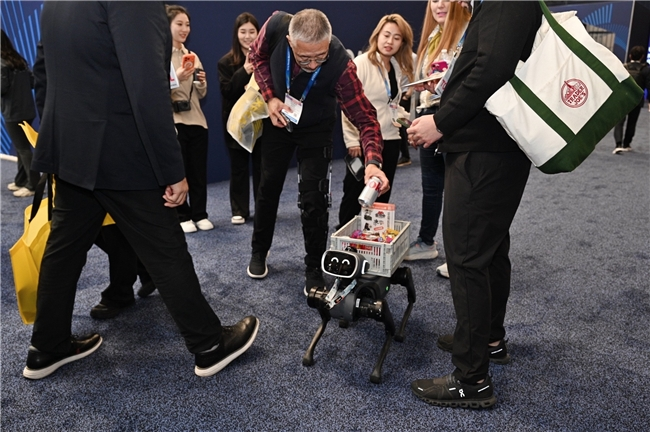 CES最火机器狗竟然能拖车领路,它正在悄悄改变全球家庭生活(图4) CES最火机器狗竟然能拖车领路,它正在悄悄改变全球家庭生活(图4)