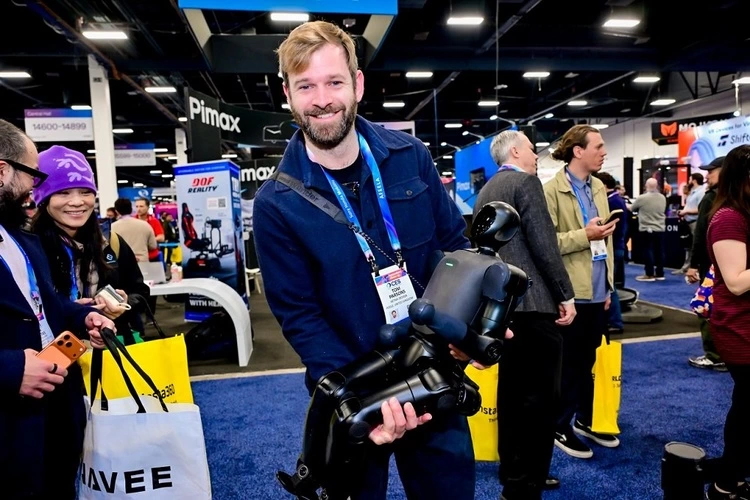 CES 2026最火爆打卡点，竟然是一款能装进背包的机器人(图2)