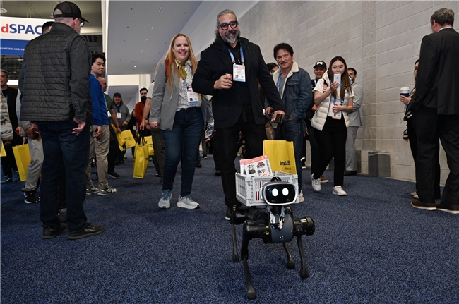 CES最火机器狗竟然能拖车领路,它正在悄悄改变全球家庭生活(图3) CES最火机器狗竟然能拖车领路,它正在悄悄改变全球家庭生活(图3)