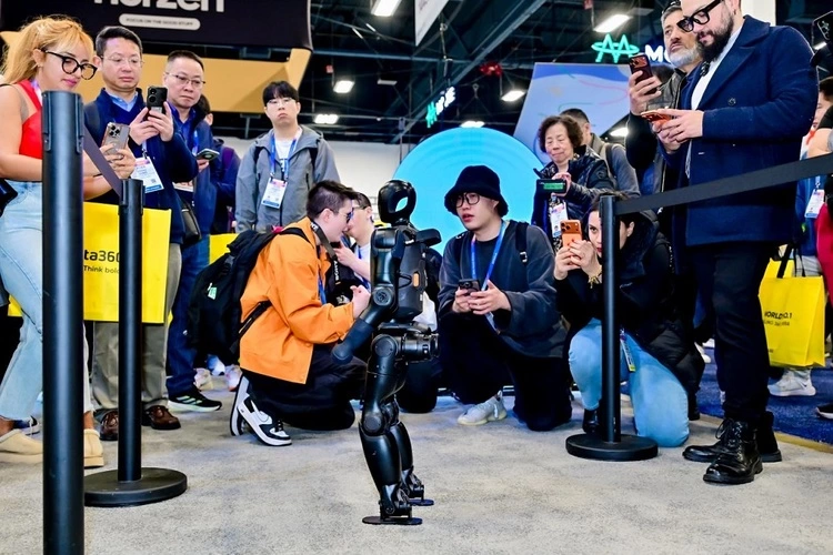CES 2026最火爆打卡点，竟然是一款能装进背包的机器人(图1)