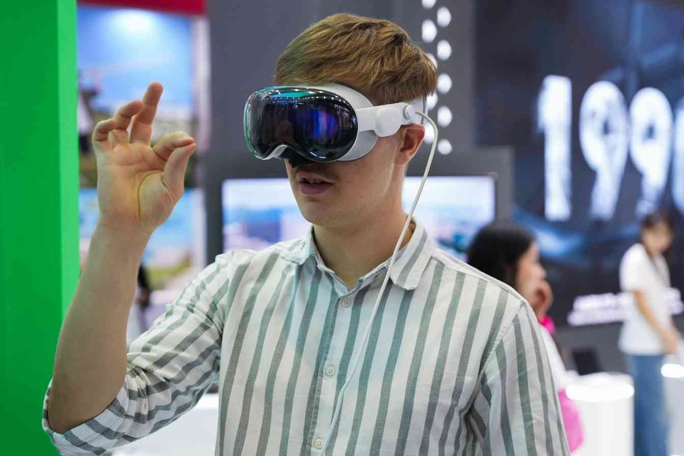 伯恩光学高交会展示前沿创新成果，AI数字孪生与超薄玻璃技术引领产业升级(图2)