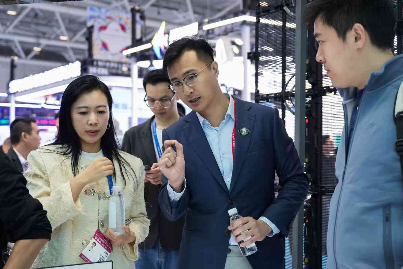 伯恩光学高交会展示前沿创新成果，AI数字孪生与超薄玻璃技术引领产业升级(图3)