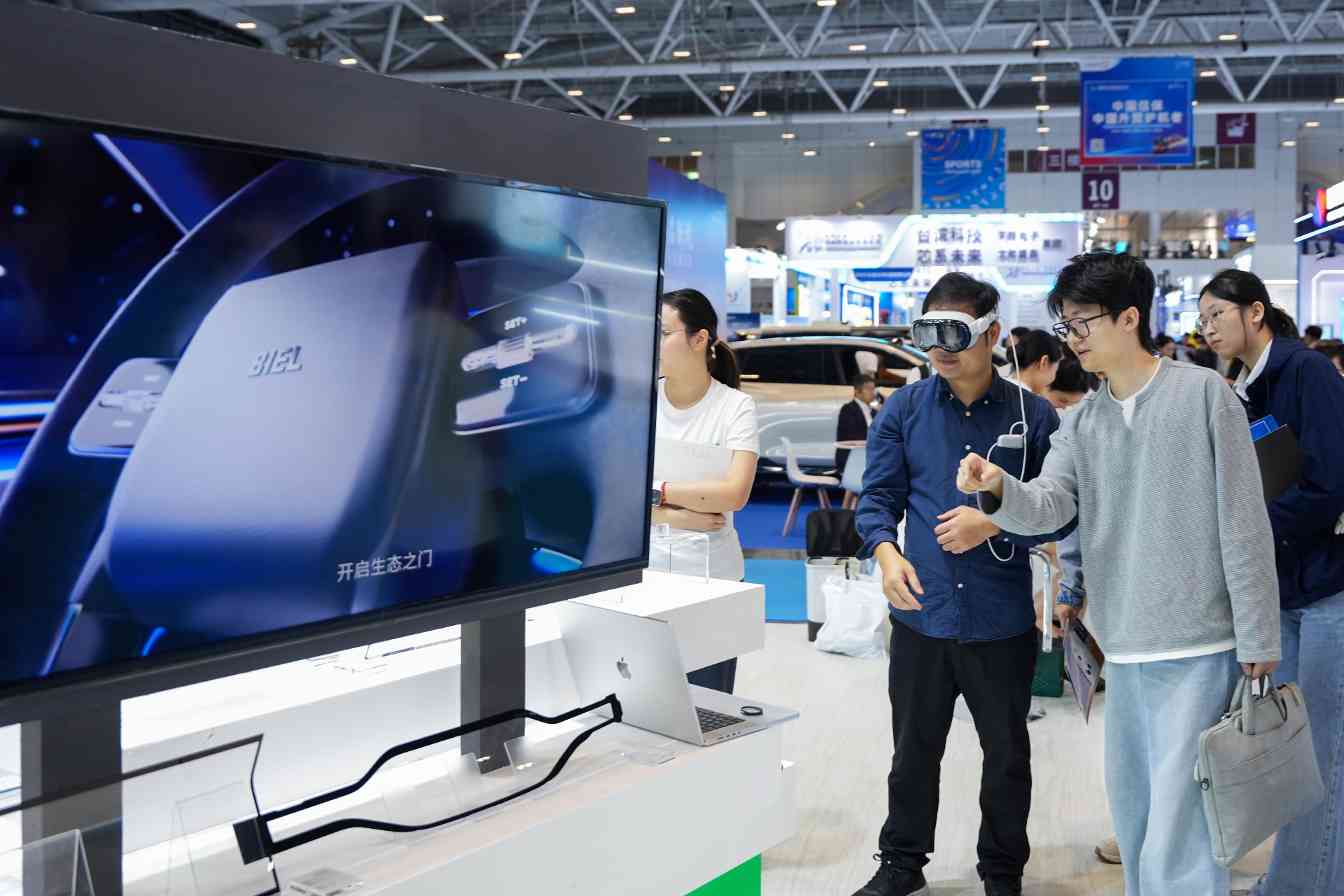 伯恩光学高交会展示前沿创新成果，AI数字孪生与超薄玻璃技术引领产业升级(图4)