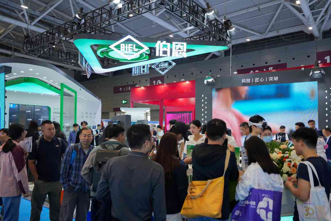 伯恩光学高交会展示前沿创新成果，AI数字孪生与超薄玻璃技术引领产业升级(图1)