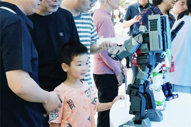 机器人沉浸式互动体验展亮相春熙路，探索具身智能未来生活(图13)