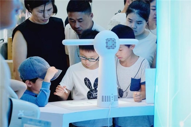 机器人沉浸式互动体验展亮相春熙路，探索具身智能未来生活(图5)
