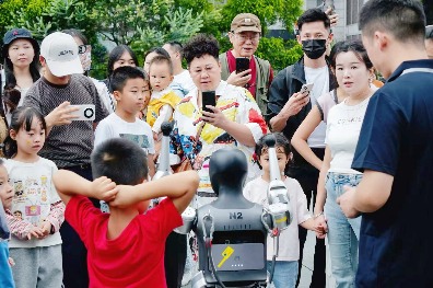 机器人沉浸式互动体验展亮相春熙路，探索具身智能未来生活(图4)