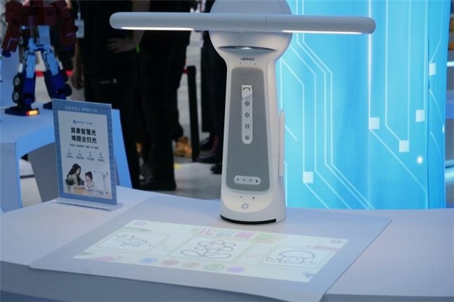 机器人沉浸式互动体验展亮相春熙路，探索具身智能未来生活(图9)