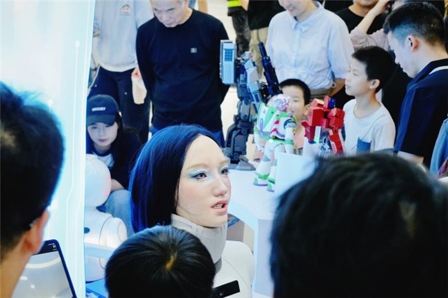 机器人沉浸式互动体验展亮相春熙路，探索具身智能未来生活(图16)