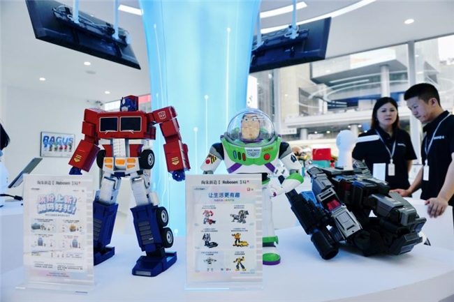 机器人沉浸式互动体验展亮相春熙路，探索具身智能未来生活(图12)