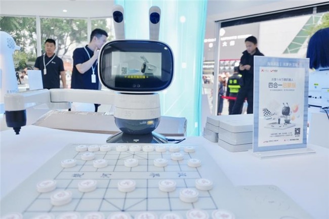 机器人沉浸式互动体验展亮相春熙路，探索具身智能未来生活(图10)
