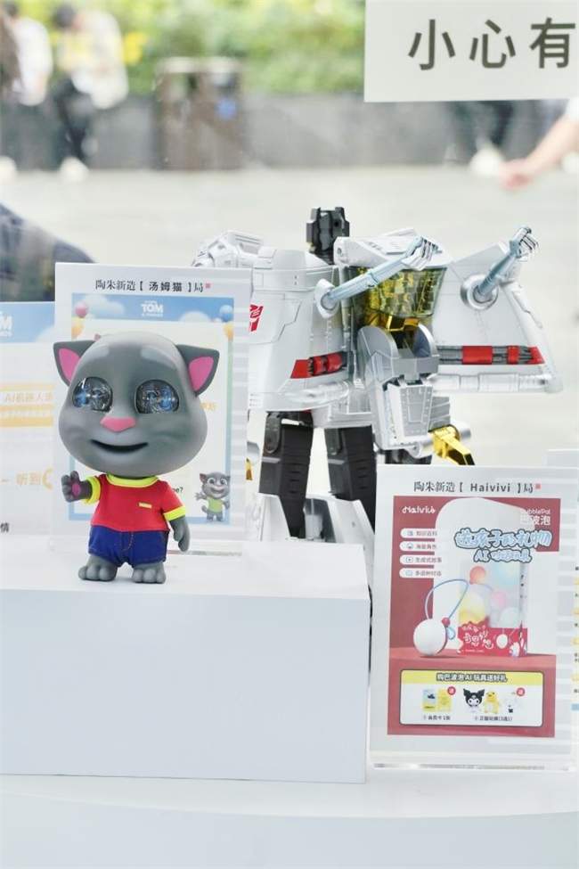 机器人沉浸式互动体验展亮相春熙路，探索具身智能未来生活(图14)