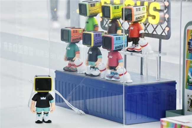 机器人沉浸式互动体验展亮相春熙路，探索具身智能未来生活(图11)