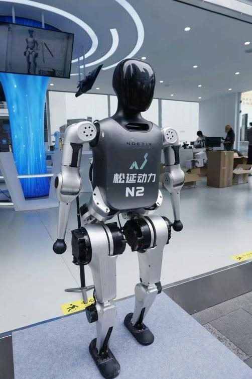 机器人沉浸式互动体验展亮相春熙路，探索具身智能未来生活(图6)