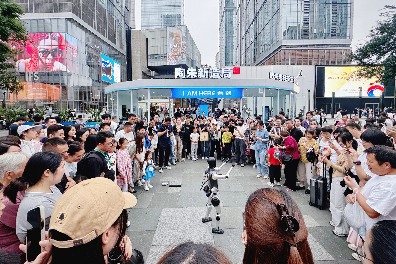 机器人沉浸式互动体验展亮相春熙路，探索具身智能未来生活(图1)