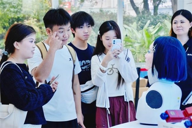 机器人沉浸式互动体验展亮相春熙路，探索具身智能未来生活(图7)