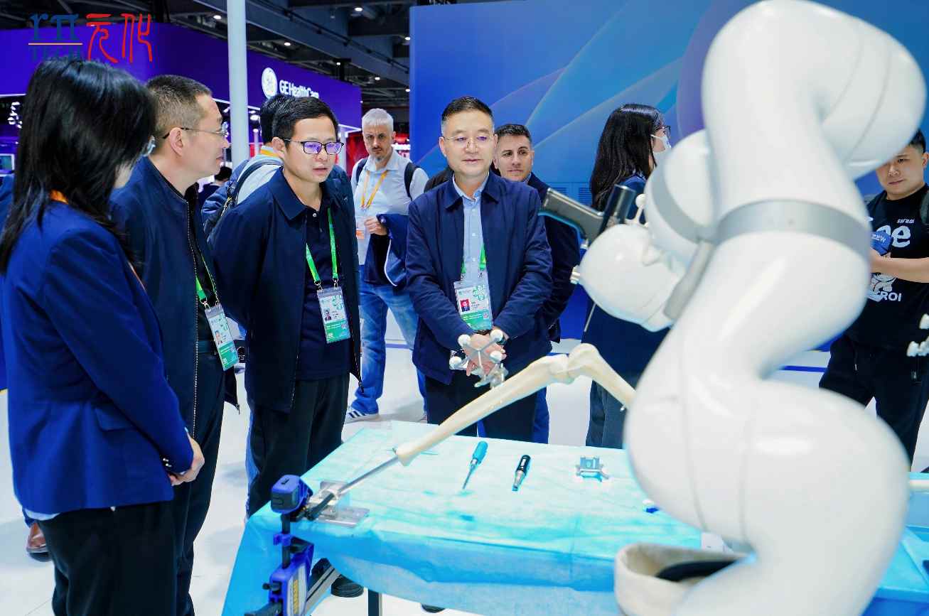 全球首创五合一全骨科手术机器人亮相，引领智能医疗新突破(图2)