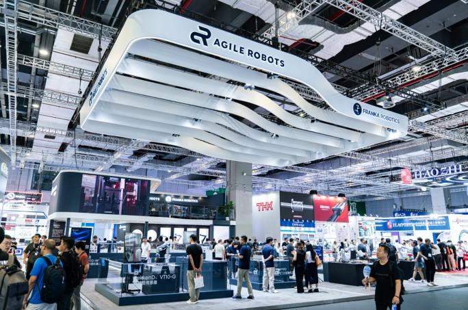 智能机器人创新产品亮相工博会，探索自动化解决方案新路径(图1)