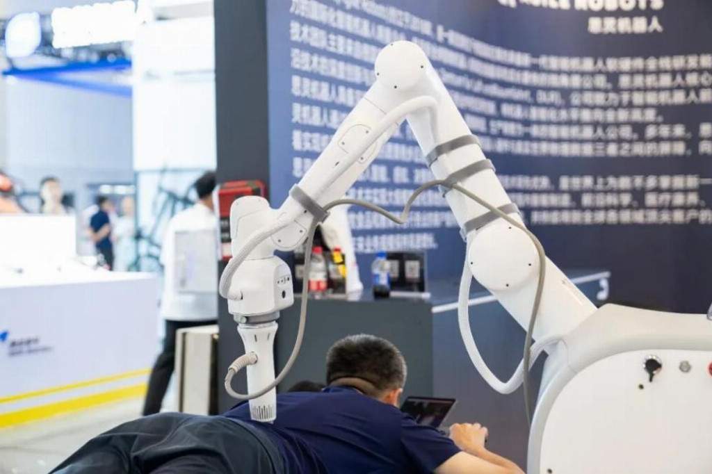 智能机器人创新产品亮相工博会，探索自动化解决方案新路径(图7)